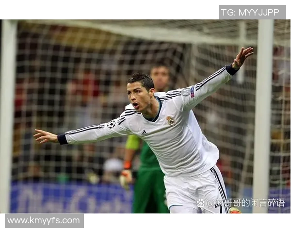 刺猬头足球球星崛起背后的努力与荣耀展现球场风采